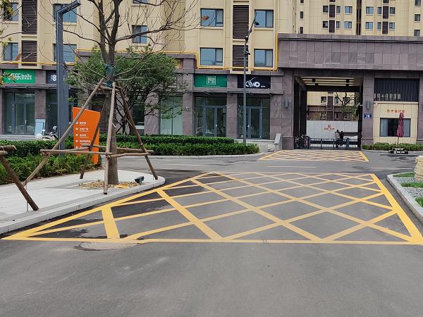 某小區前進行道路劃線